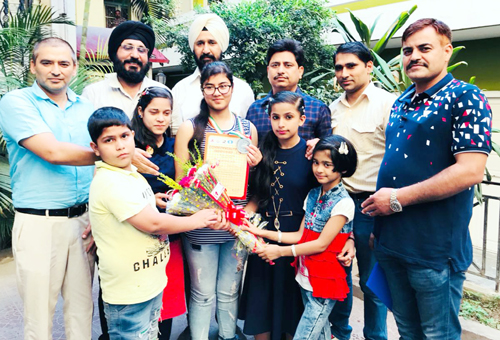 Meenal gupta honored by state chess association & coach vivek bharti after silver medal in commonwealth
