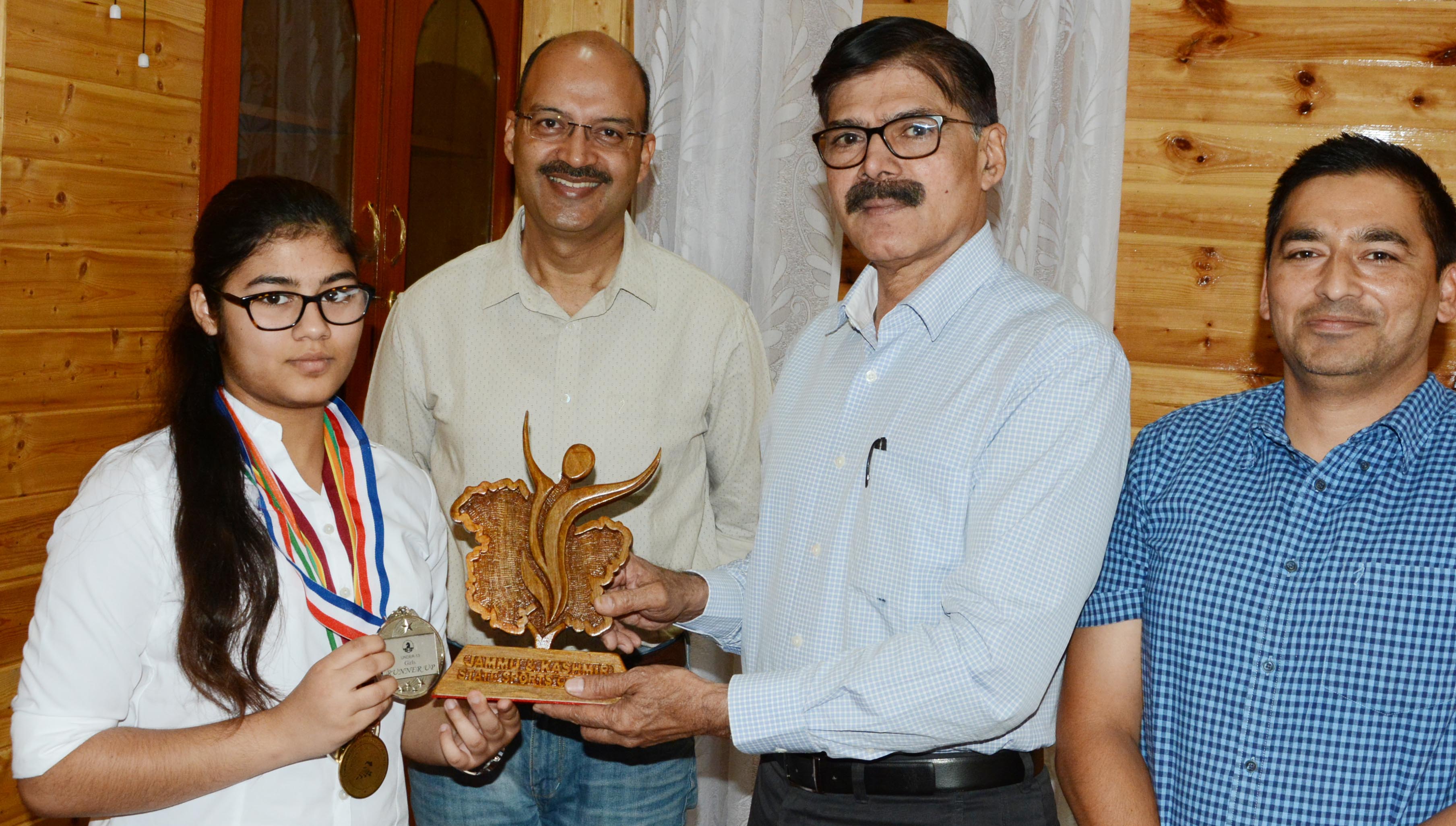 Meenal honored by Vijay kumar for Silver medal in commonwealth chess