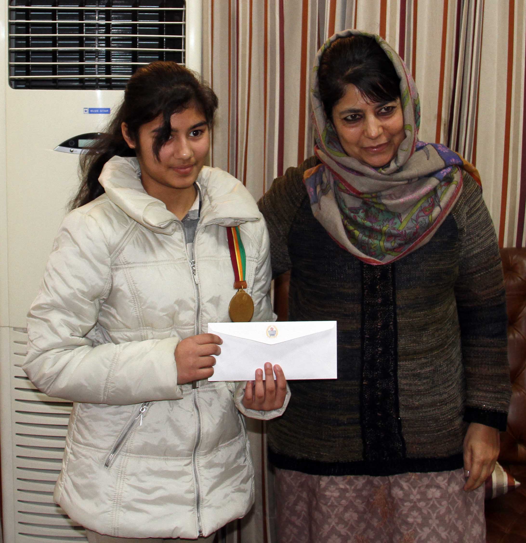Mehbooba falicitate meenal after commonwealth gold